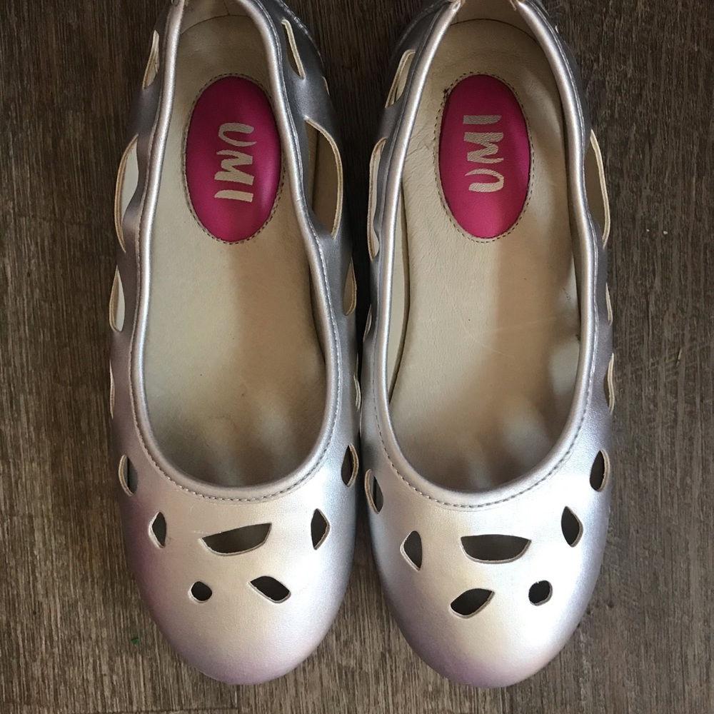 NWOT Girls silver dress shoes